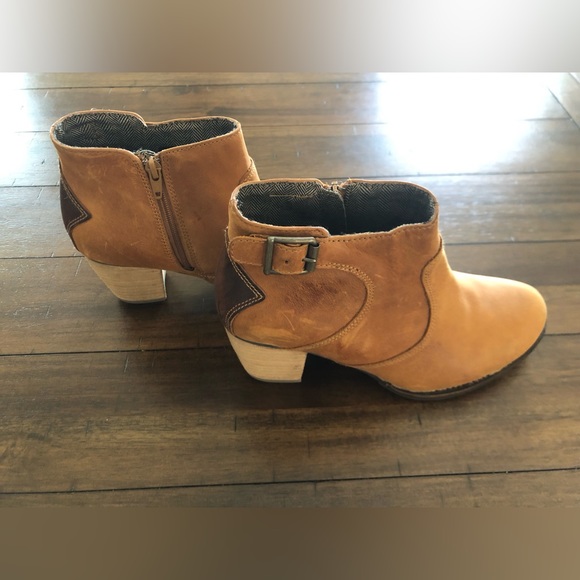 NWT! CAT Tan Suede Ankle Booties - Picture 2 of 4